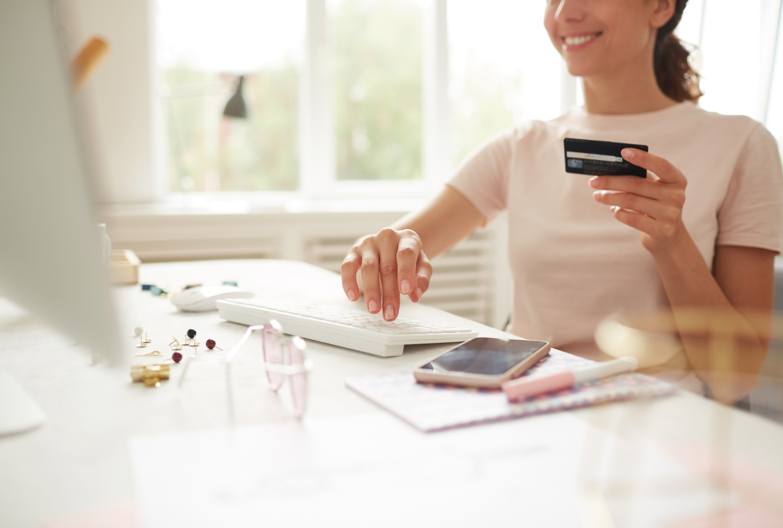mujer comprando a traves de mashini.cl con increibles promociones y descuentos