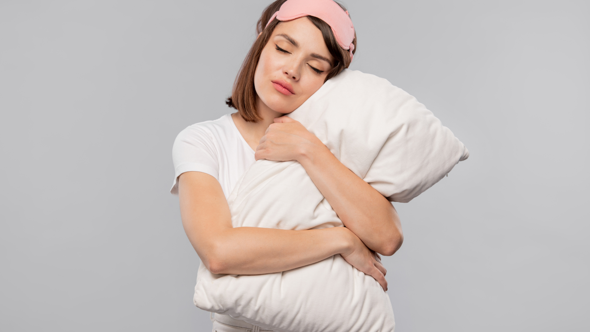 mujer con almohada muy comoda en la mano