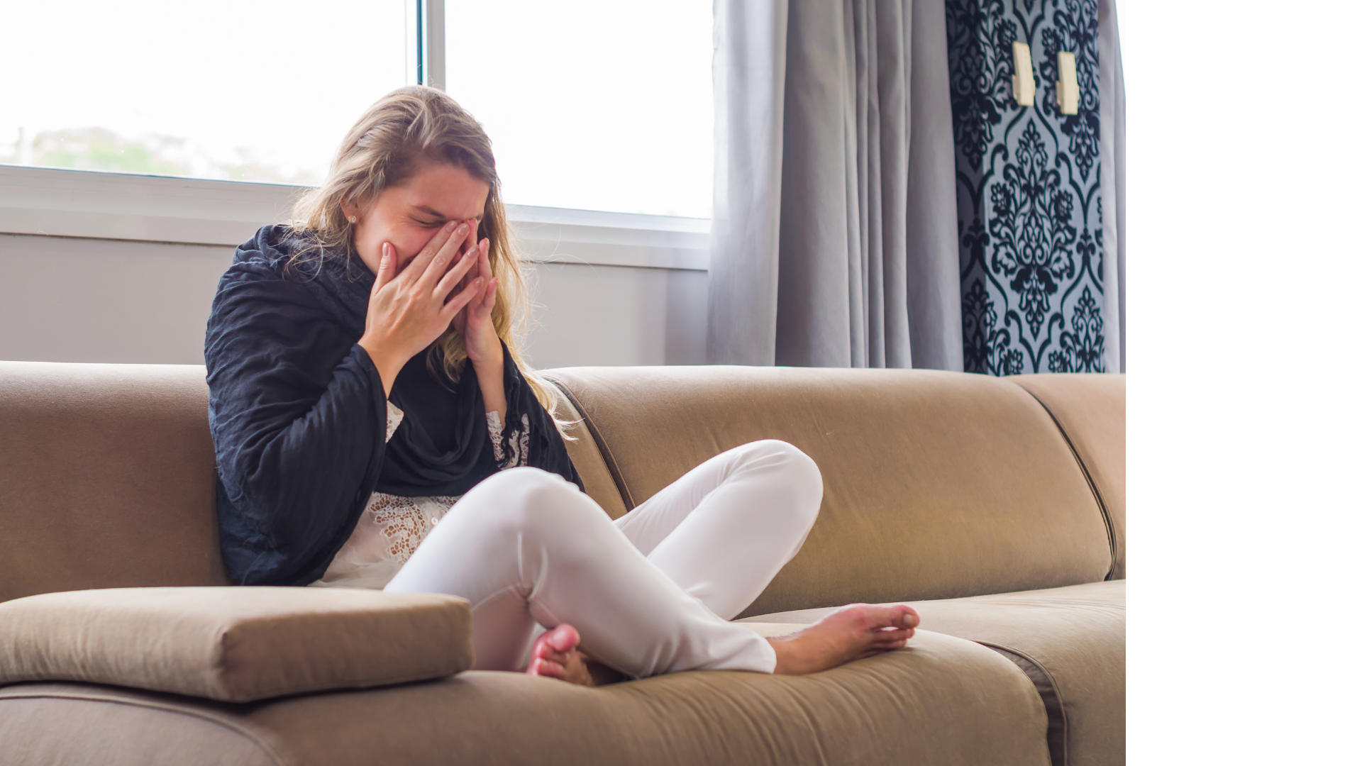 mujer con alergia sentada en un sofa 