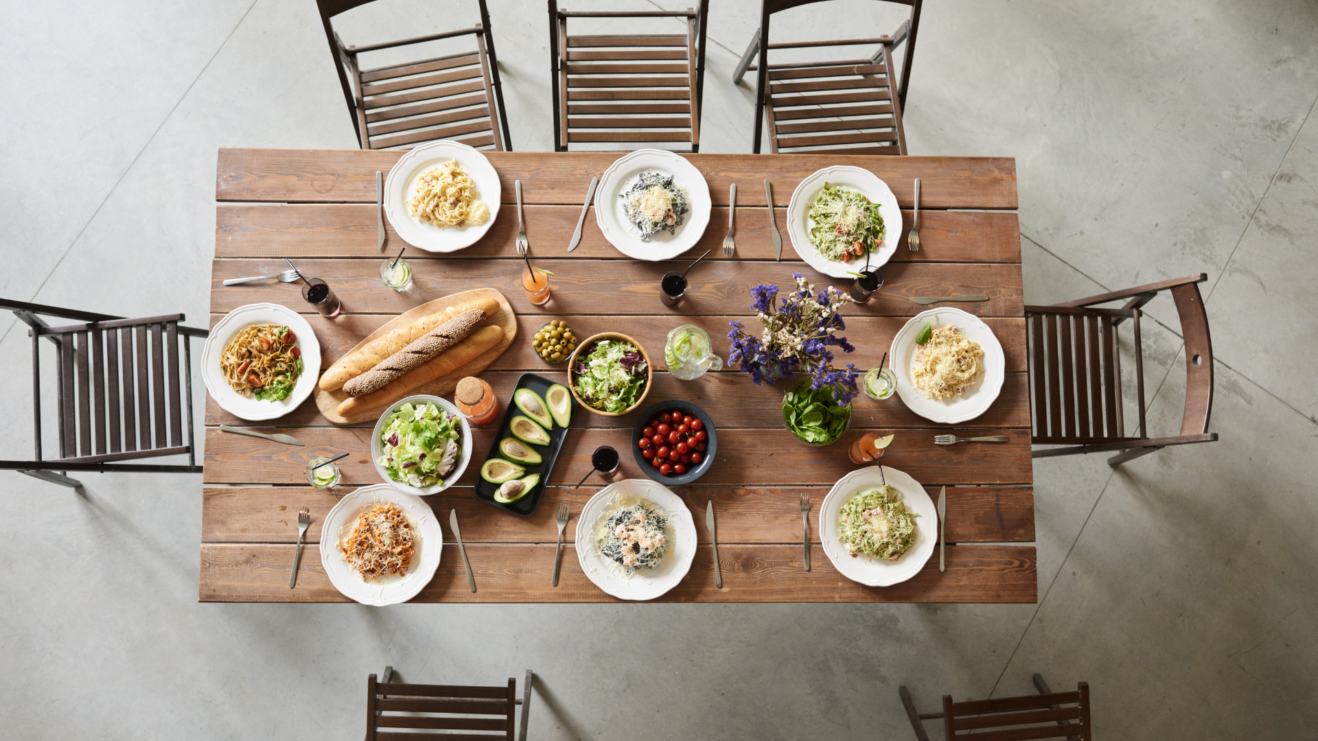 Mesa de madera bien ordenada y decorada para 7 personas