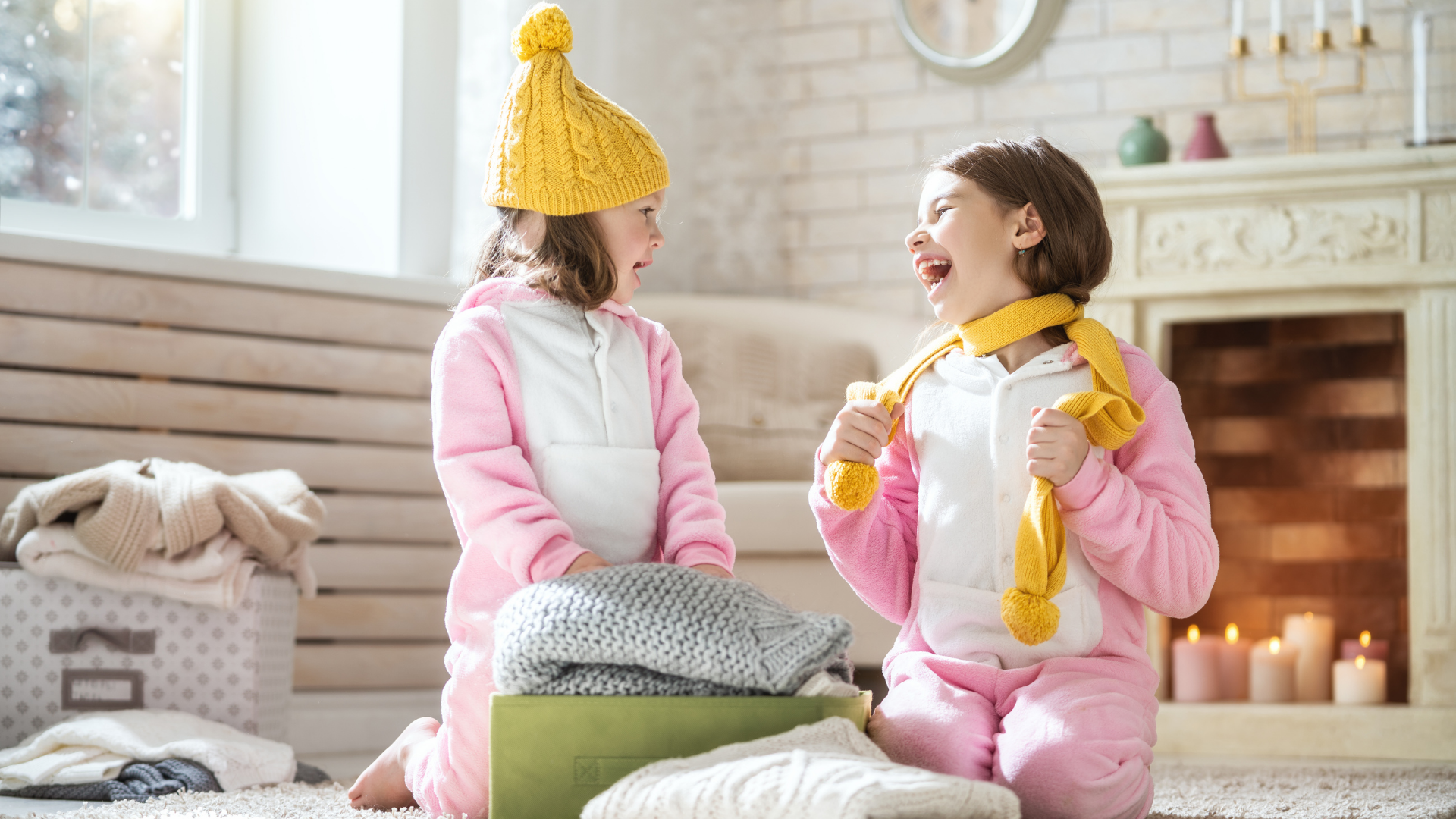 dos niñas divirtiendose en casa en sus vacaciones con pijama