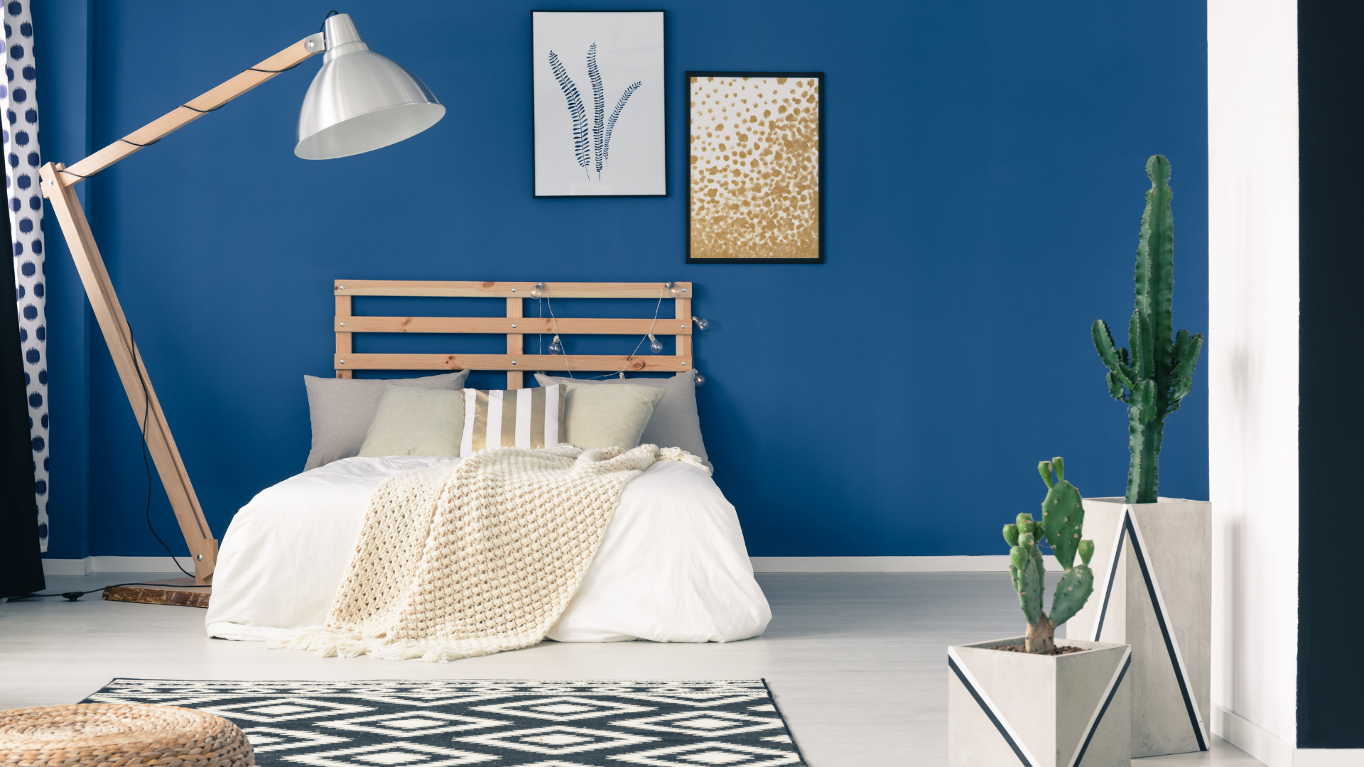 dormitorio con una cama muy ordenada y con cuadros muy bonitos