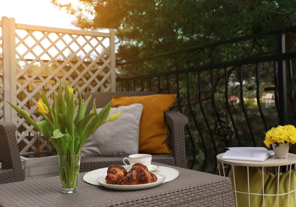 Decora tu terraza este verano: cojines, manteles y alfombras que hacen la diferencia