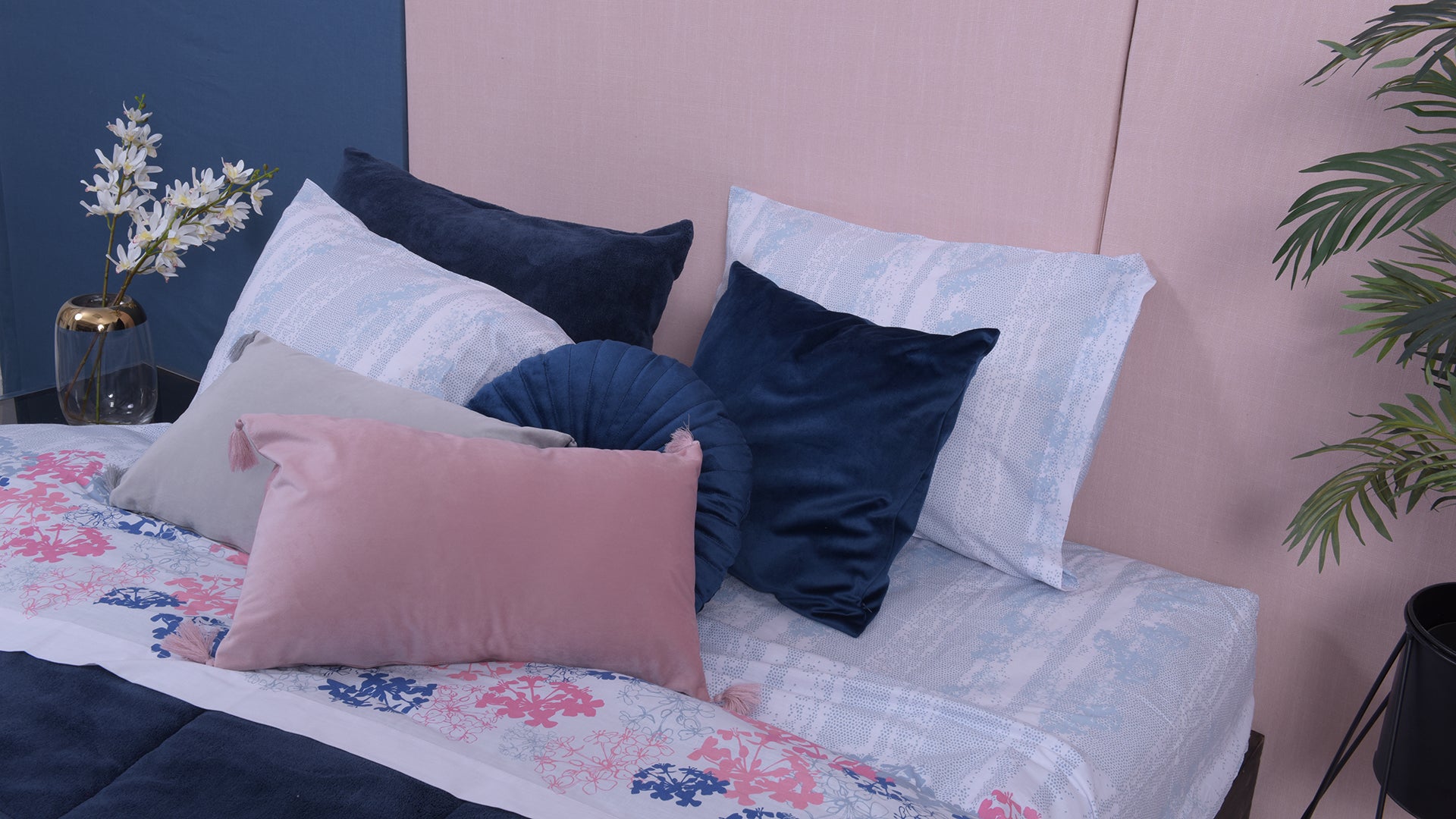 Cojines de varios colores adornando una cama