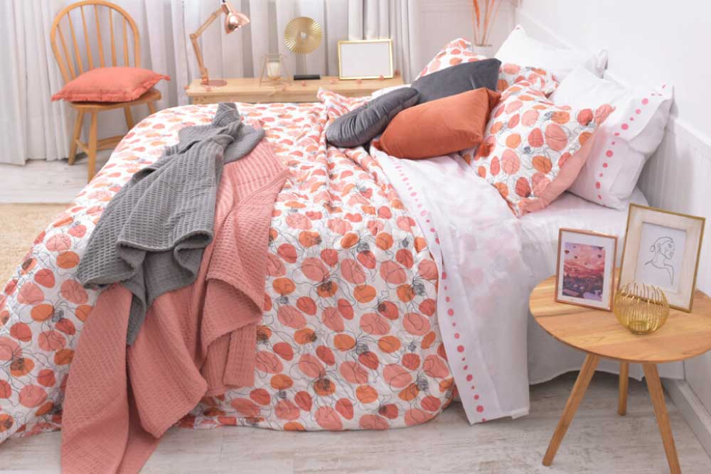 cama-bonita-en-un-dormitorio-que-contiene-un-plumon-mashini-de-verano