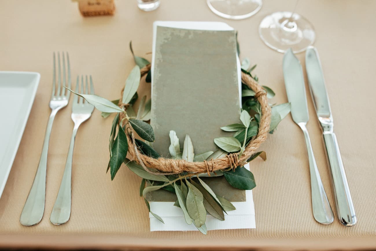 https://mashini.cl/cdn/shop/articles/close-up-of-wedding-table-setting-decorated-with-eucalyptus-flower-wreath_1_1300x.jpg?v=1657375214