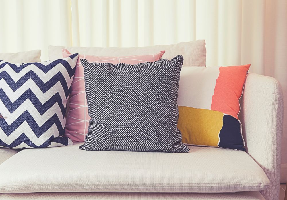 Cómo darle vida a tu sala de estar con cojines decorativos