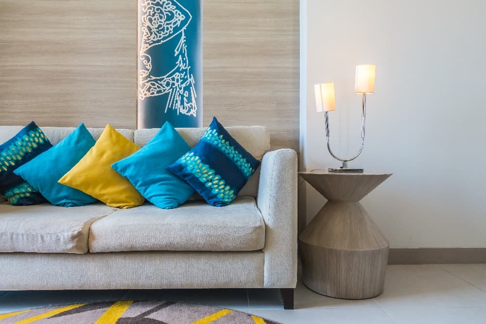 sofa con cojines decorativos adornar tus espacios con los colores de la nueva temporada