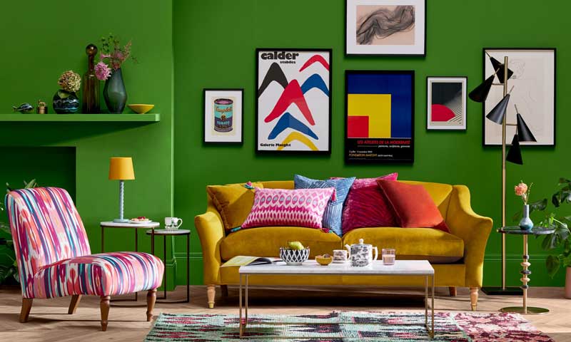 living con 2 sofas muy bonito y adornado por cuadros muy combinado