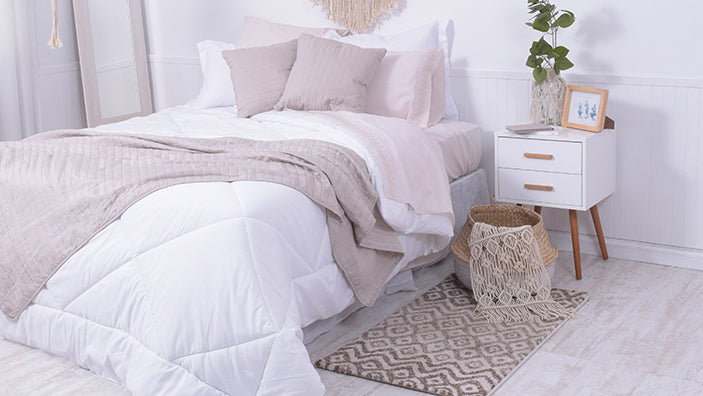 dormitorio con una bajada de cama muy comoda mashini