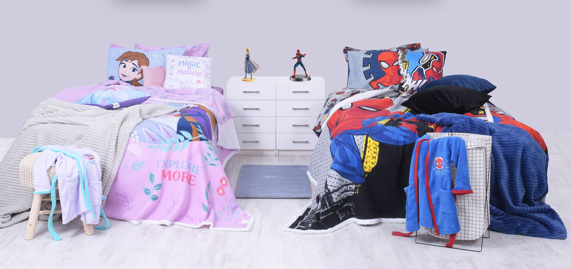 2 camas para niños con plumones de Frozen y spiderman
