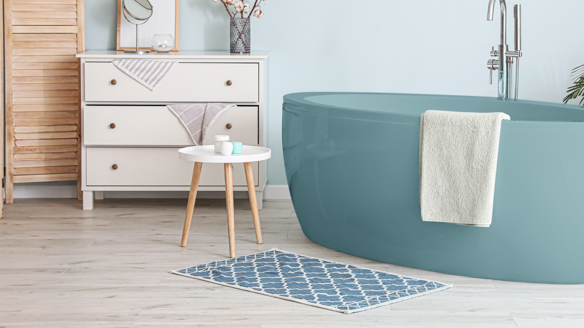 baño muy limpio, ordenado y bonito a la vista, adornado con un piso de baño