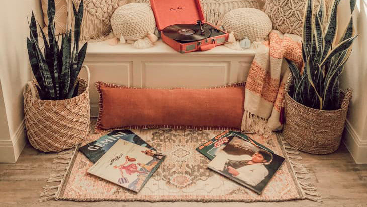 Linda alfombra mashini color beige adornando una pieza